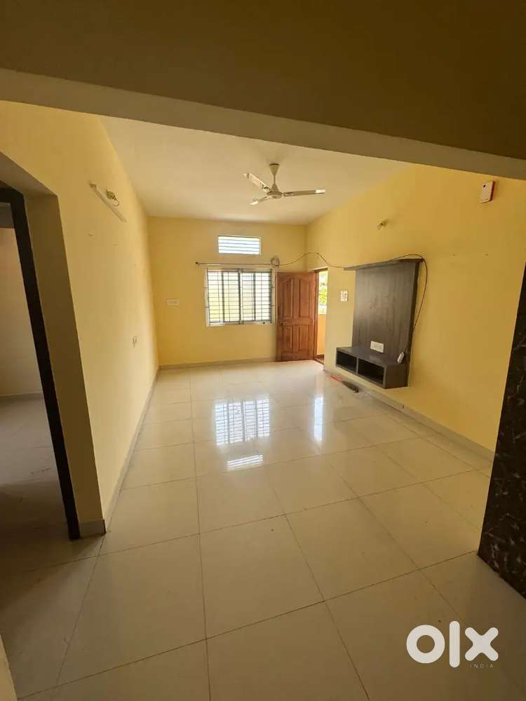 2bhk East facing, semi furnished, car parking availablr