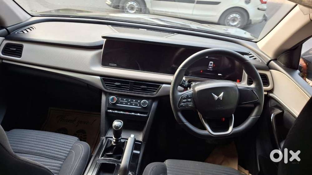 Mahindra Xuv700 Ax 5 Petrol Mt 7 Str (e), 2022, Petrol