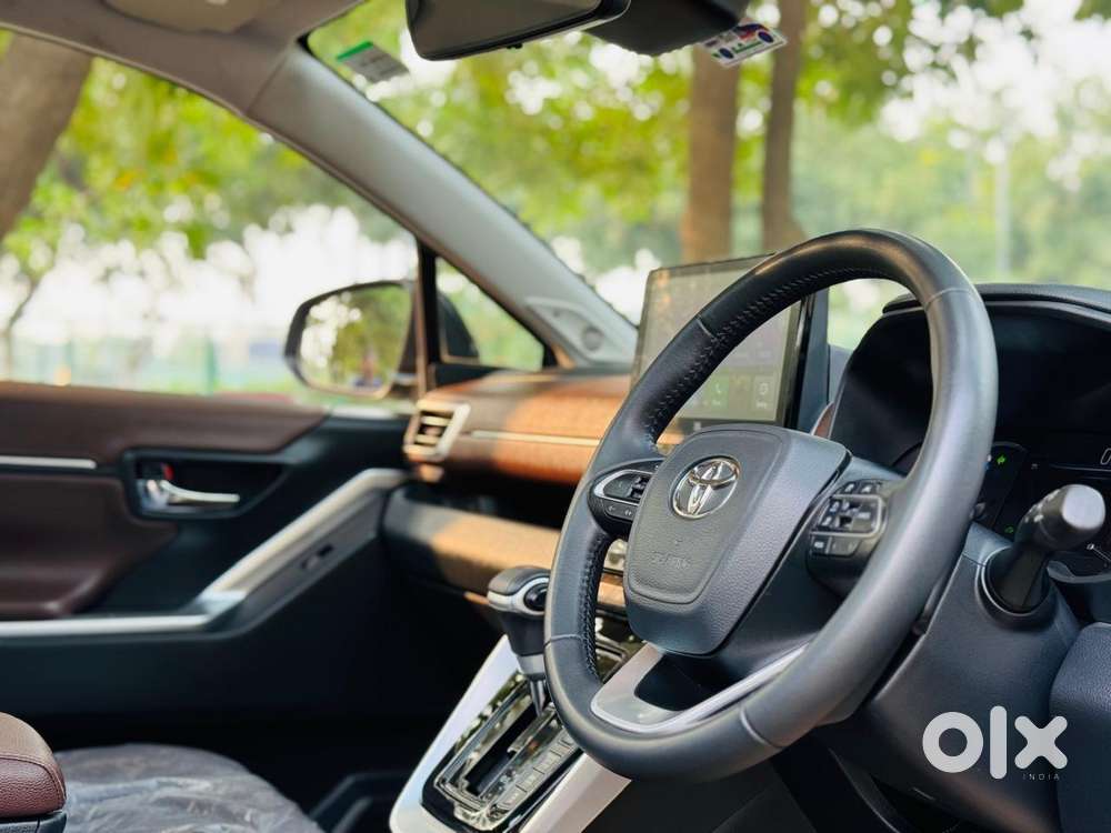 Toyota Innova Hycross 2.0 Zx (o) Hybrid 7 Str, 2025, Petrol