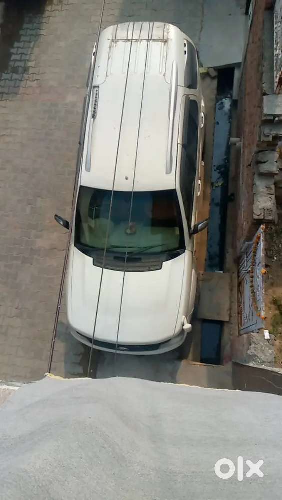 Tata Safari Storme 2015