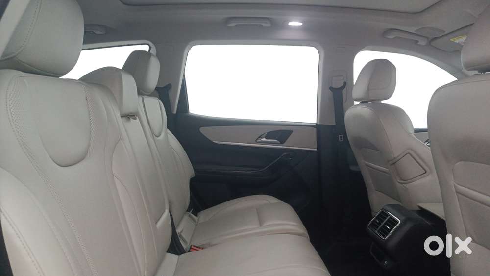 Mahindra Xuv700 2.0 Ax 7 Petrol Mt Str, 2024, Petrol