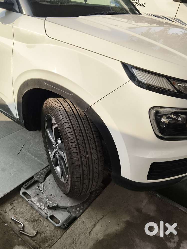 Hyundai Venue Petrol 23500 Km Driven