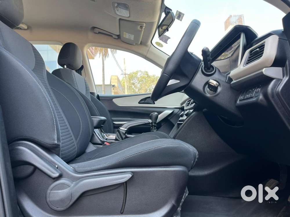 Mahindra Xuv700 2.0 Ax 3 Petrol Mt 5 Str, 2022, Petrol