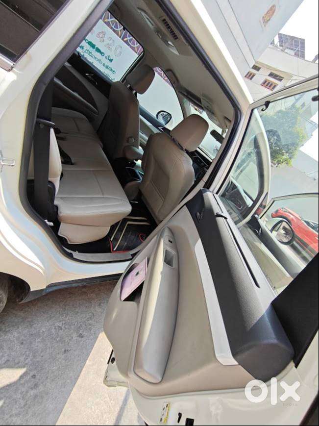 Mahindra Marazzo M8 - 8 Str