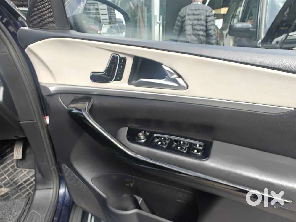 Mahindra Xuv700 2022 Diesel 54003 Km Driven