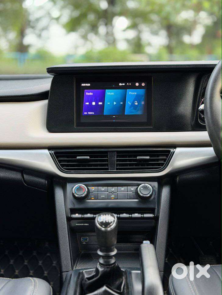 Mahindra Xuv700 2.0 Mx Petrol Mt 5 Str, 2022, Petrol