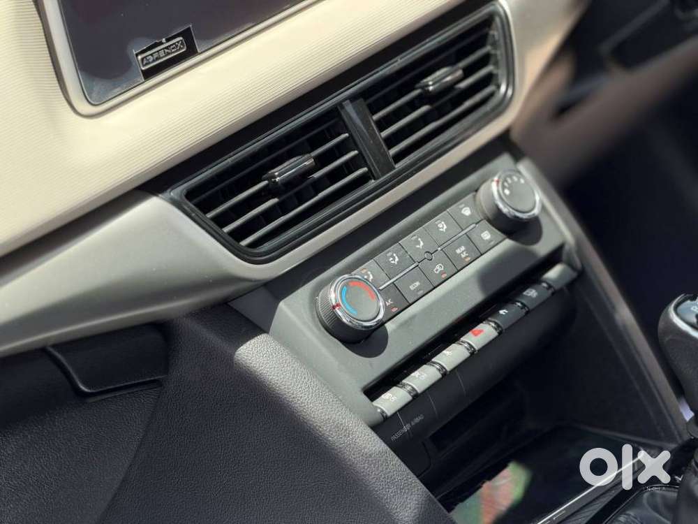 Mahindra Xuv700 2.0 Ax 5 Petrol Mt 7 Str, 2022, Petrol
