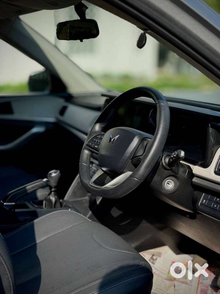Mahindra Xuv700 2.0 Mx Petrol Mt 5 Str, 2022, Petrol
