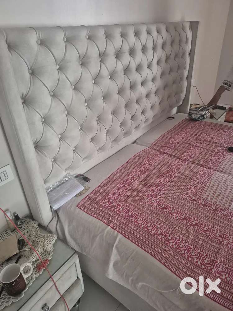 Bed and wardrobes