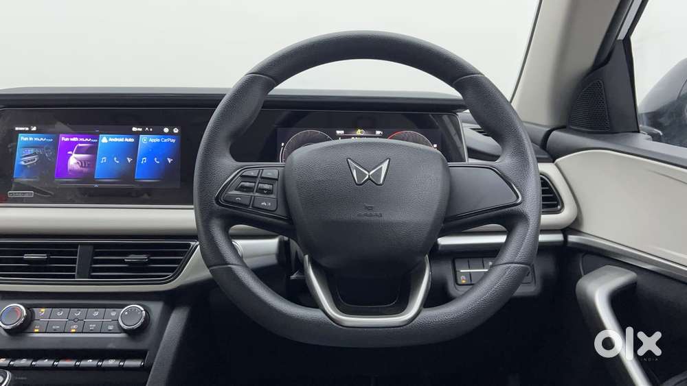 Mahindra Xuv700 2.0 Ax 5 Petrol Mt 7 Str, 2024, Petrol