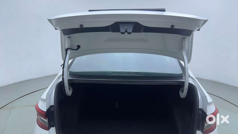 Skoda Slavia Style 1.0l Tsi At, 2022, Petrol