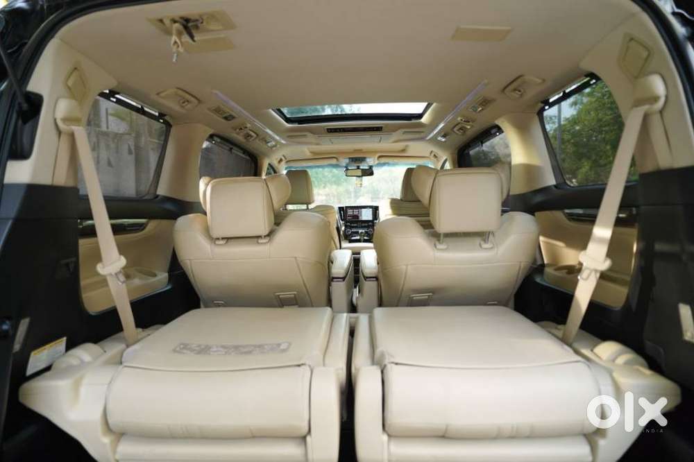 Toyota Vellfire 2.5 Executive Lounge, 2023, Petrol