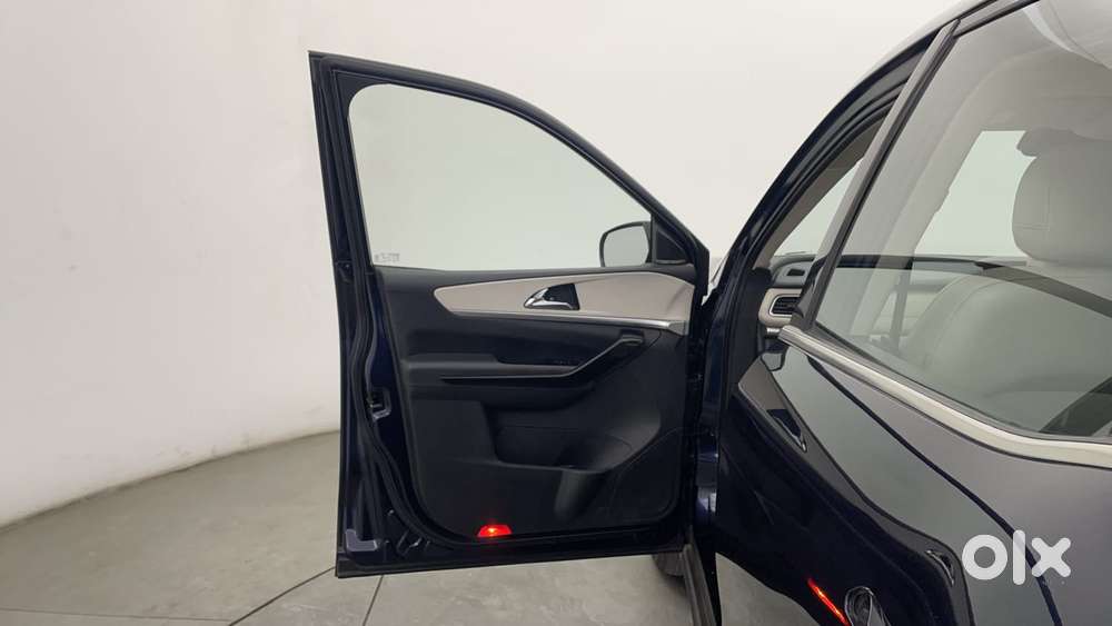 Mahindra Xuv700 2.0 Ax 7 Petrol At Str, 2022, Petrol