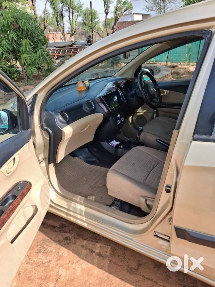 Honda Mobilio Model: 2015 (top Variant - V)