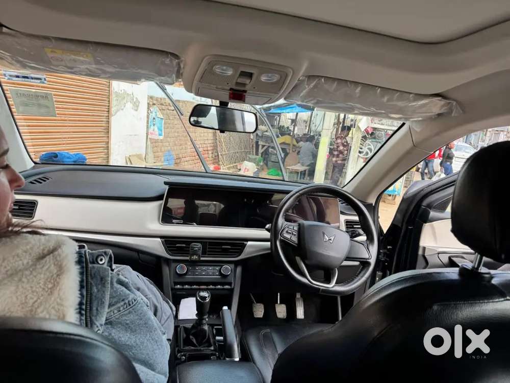 Mahindra Xuv700 Ax5 Jan 2023 Diesel 18500 Km Driven With Big Sunroof