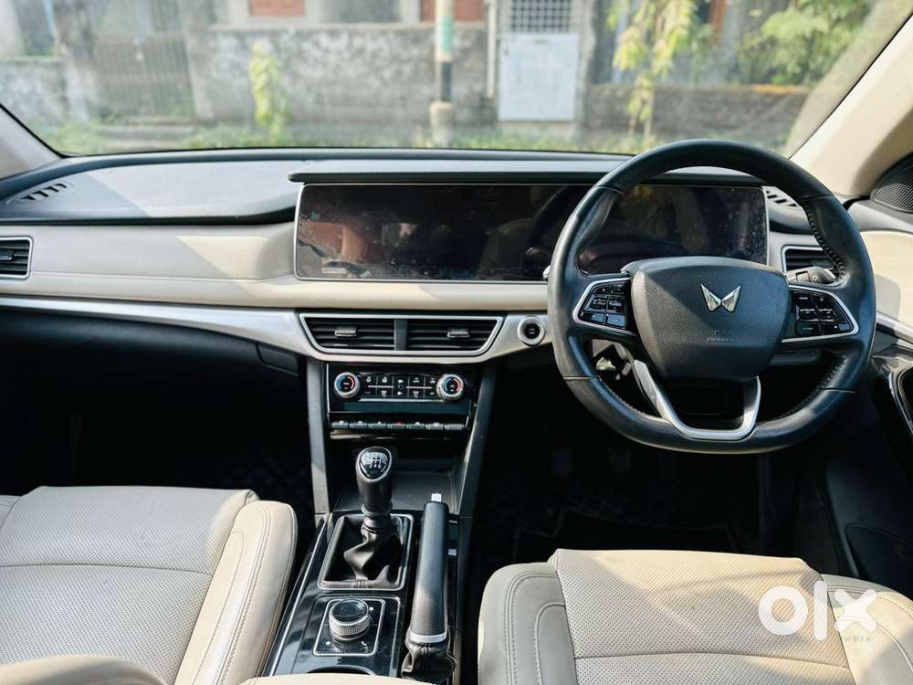 Mahindra Xuv700 2.0 Ax 7 Petrol Mt Str, 2022, Petrol