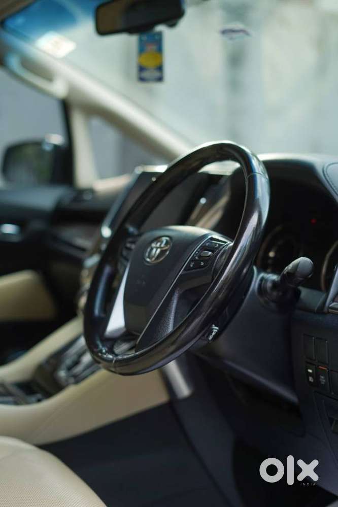 Toyota Vellfire 2.5 Executive Lounge, 2023, Petrol