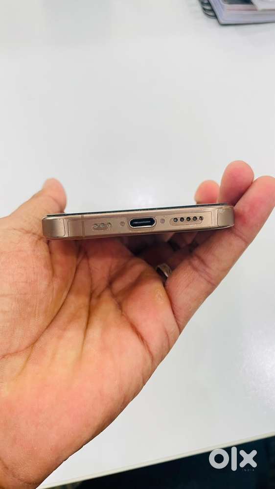 i phone 16 pro/ 256 gb Dubai variant