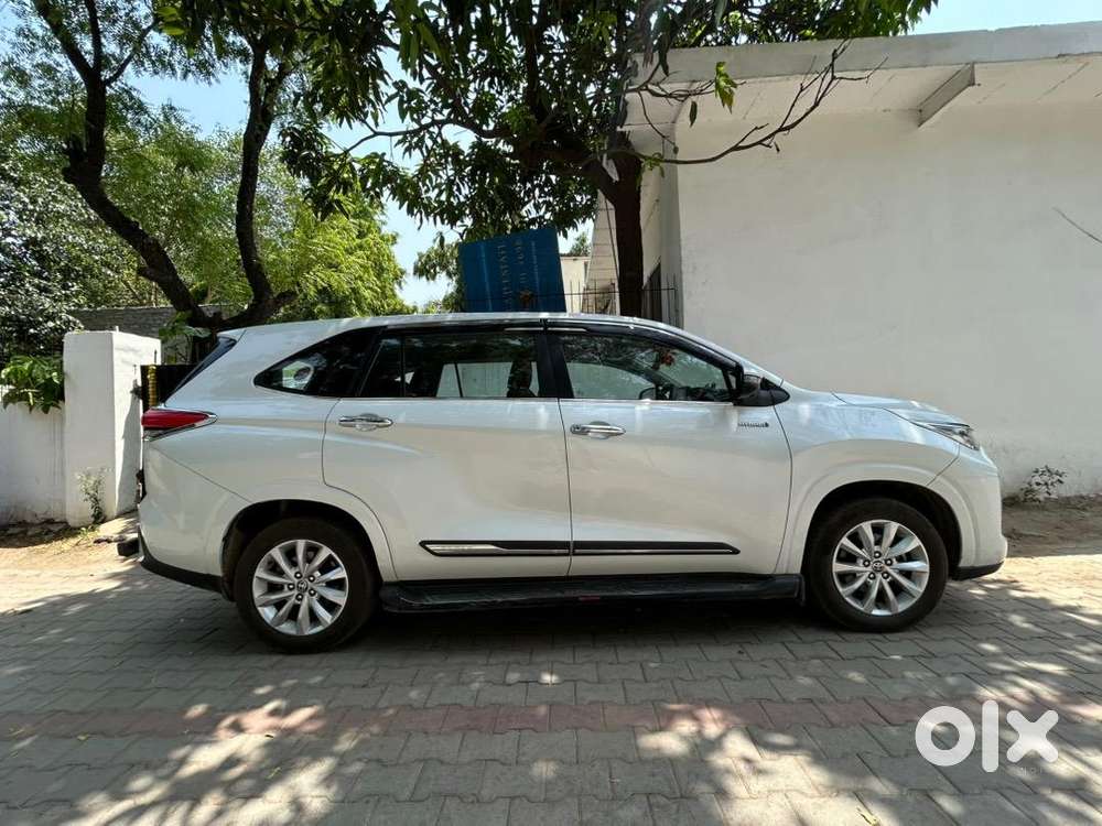 Toyota Innova Hycross 2025