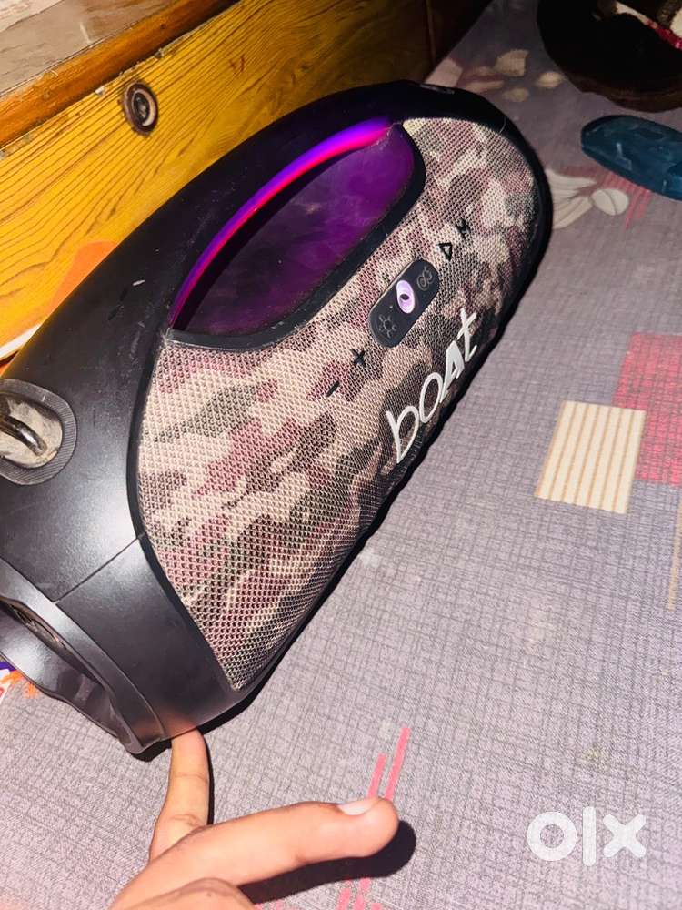 Boat stone 1800 90 watt speaker with RGB lights