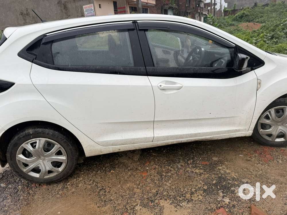 Tata Altroz 2025 Drives Comfortably