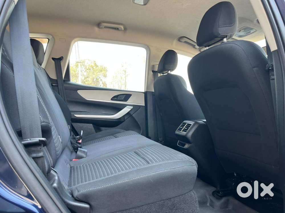 Mahindra Xuv700 2.0 Ax 3 Petrol Mt 5 Str, 2022, Petrol