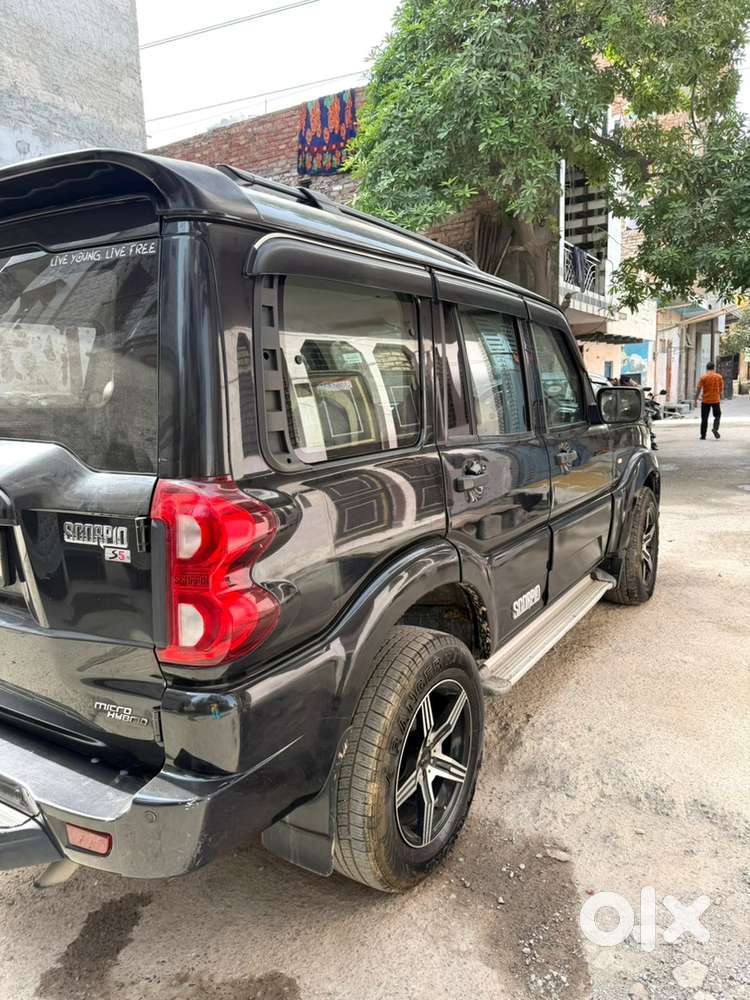 Black Mahindra Scorpio 2019