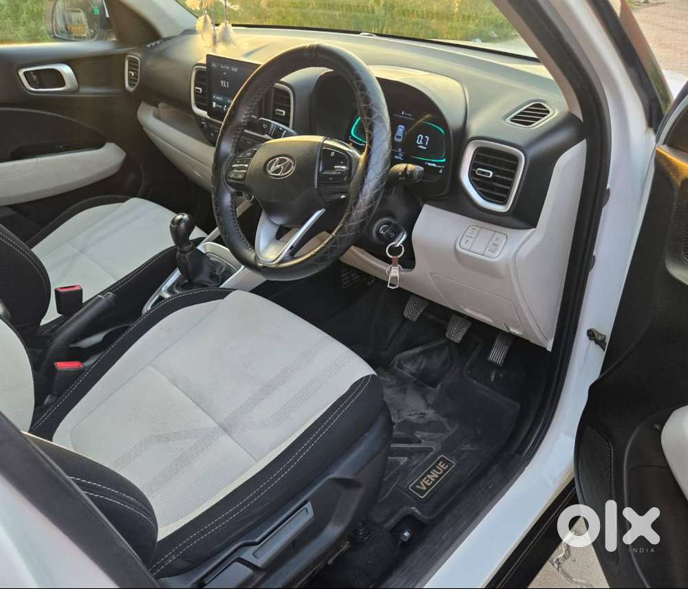 Hyundai Venue 2024 Petrol Well Maintained