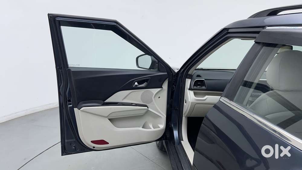 Mahindra Xuv300 1.2 W8 (o) Amt Petrol, 2023, Petrol