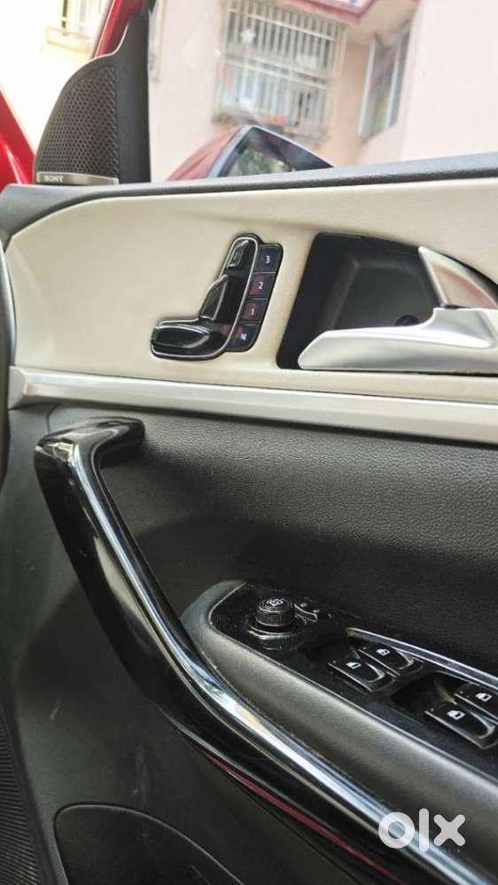 Mahindra Xuv700 Ax7l 6 Str At, 2023, Petrol