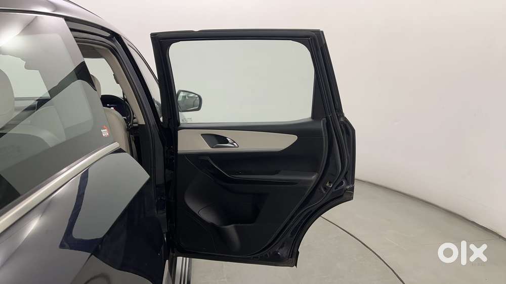 Mahindra Xuv700 2.2 Ax 7 Diesel At Luxury Pack Str, 2022, Diesel