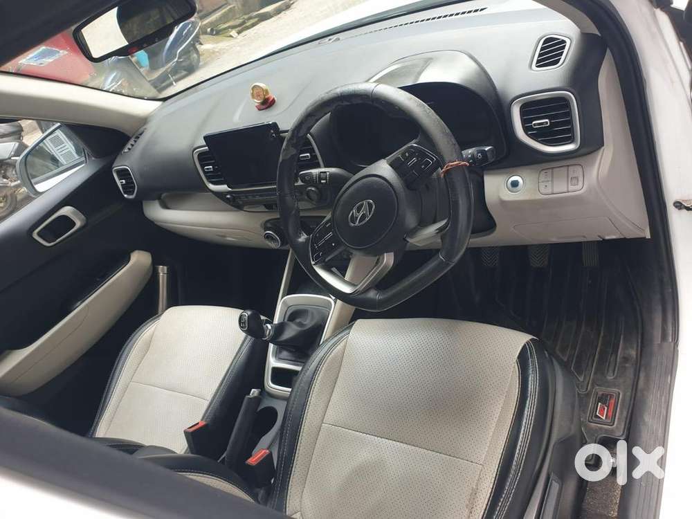 Hyundai Venue 2023 Petrol 27383 Km Driven