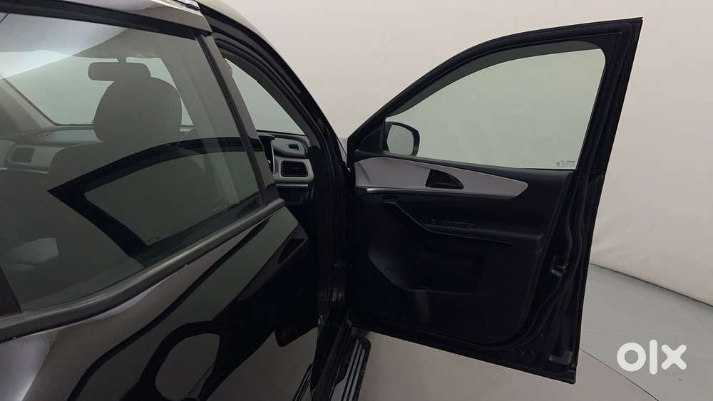 Mahindra Xuv700 2.0 Ax 5 Petrol At Str, 2025, Petrol