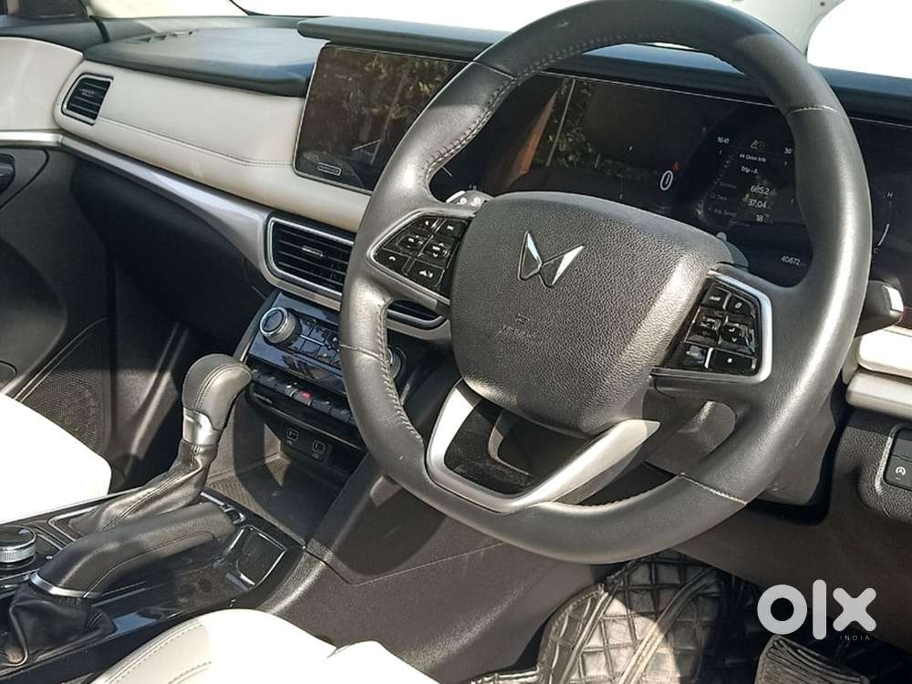 Mahindra Xuv700 2.0 Ax 7 Petrol At Str, 2023, Petrol