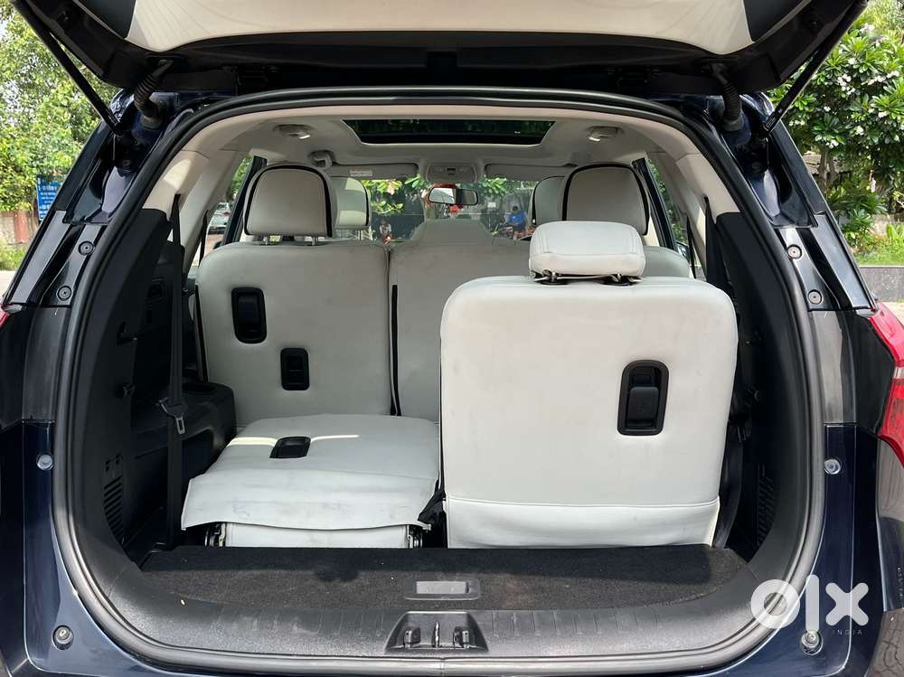 Mahindra Xuv700 Ax 5 Petrol Mt 7 Str (e), 2022, Petrol