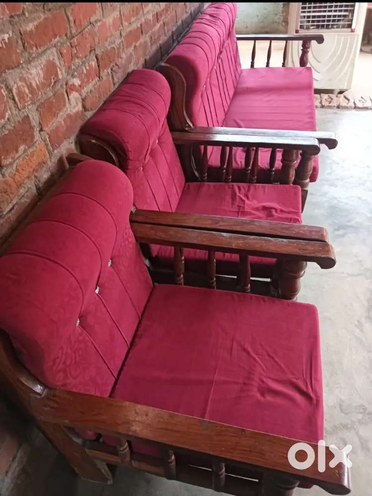 Lakari  our gada ka shopa hai