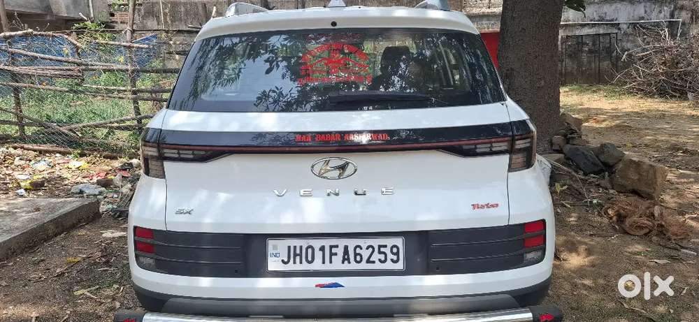 Hyundai Venue 2023 Petrol 27500 Km Driven