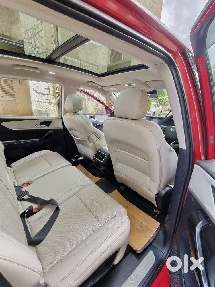 Mahindra Xuv700 2.0 Ax 7 Petrol Mt Str, 2022, Petrol