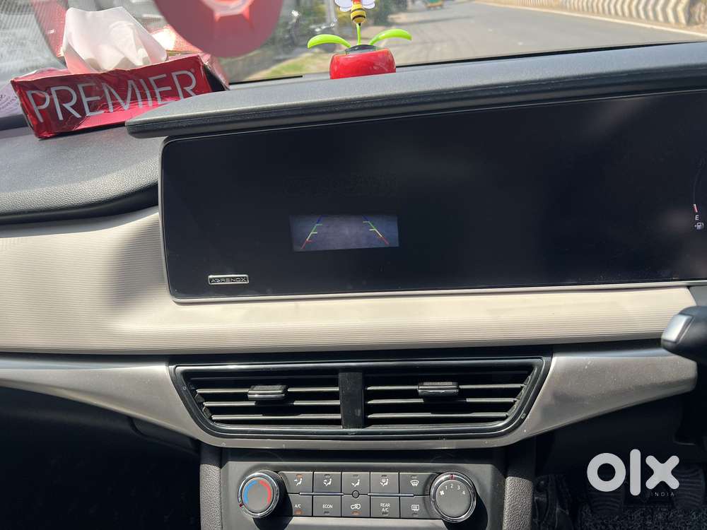 Mahindra Xuv700 2.0 Ax 5 Petrol Mt 7 Str, 2022, Petrol