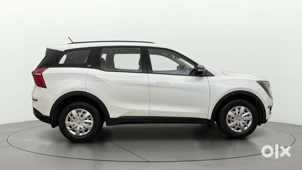 Mahindra Xuv700 2.0 Mx Petrol Mt 5 Str, 2023, Petrol