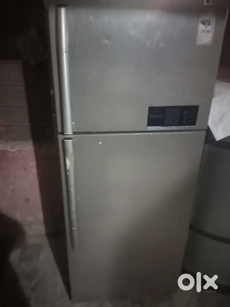 Lg ka fridge he bad size ka he very good condition he