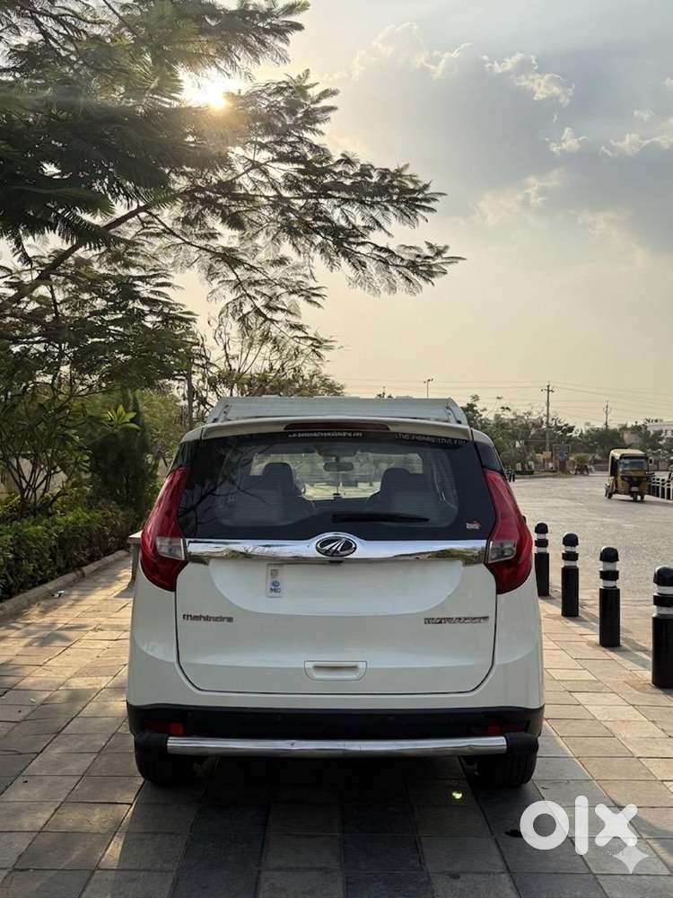 Mahindra Marazzo M8 Top End