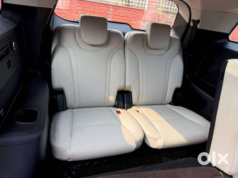 Mahindra Xuv 7oo Ax7 Luxuary Pack At 7 Seater Black