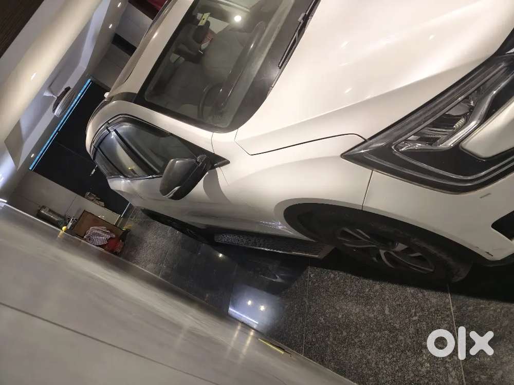 Mahindra Xuv700 Ax5 Model 2022 Diesel Automatic Driver 35000