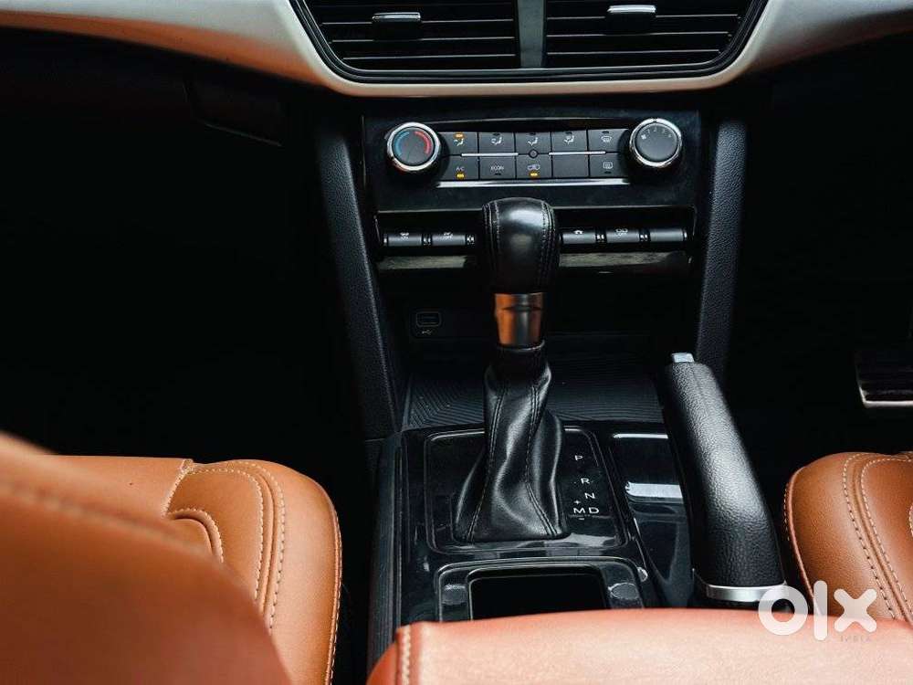Mahindra Xuv700 2.0 Ax 5 Petrol At Str, 2022, Petrol