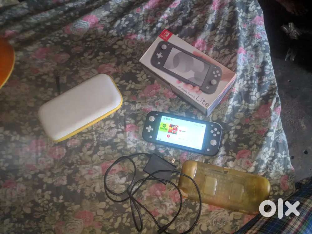NINTENDO SWITCH LITE WITH TWO GAMES AND ORIGINAL CHARGER AND BOX