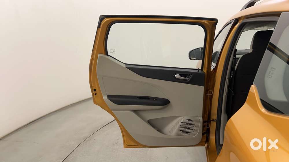 Renault Triber Rxz, 2023, Petrol