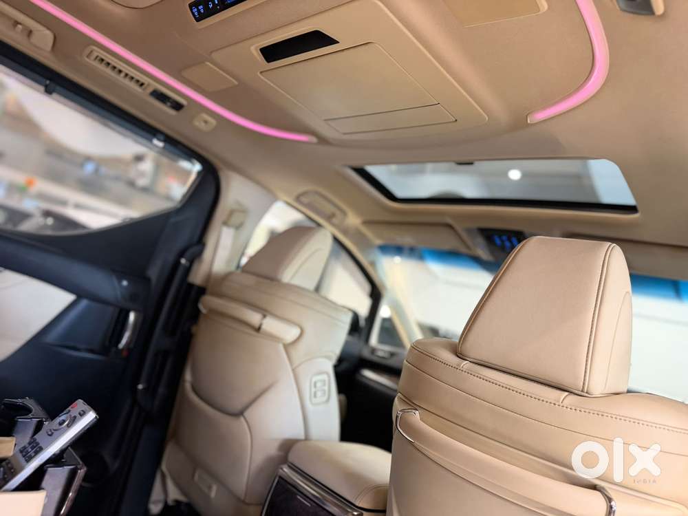 Toyota Vellfire 2.5 Executive Lounge, 2023, Petrol