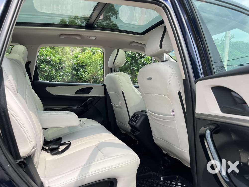 Mahindra Xuv700 Ax 5 Petrol Mt 7 Str (e), 2022, Petrol