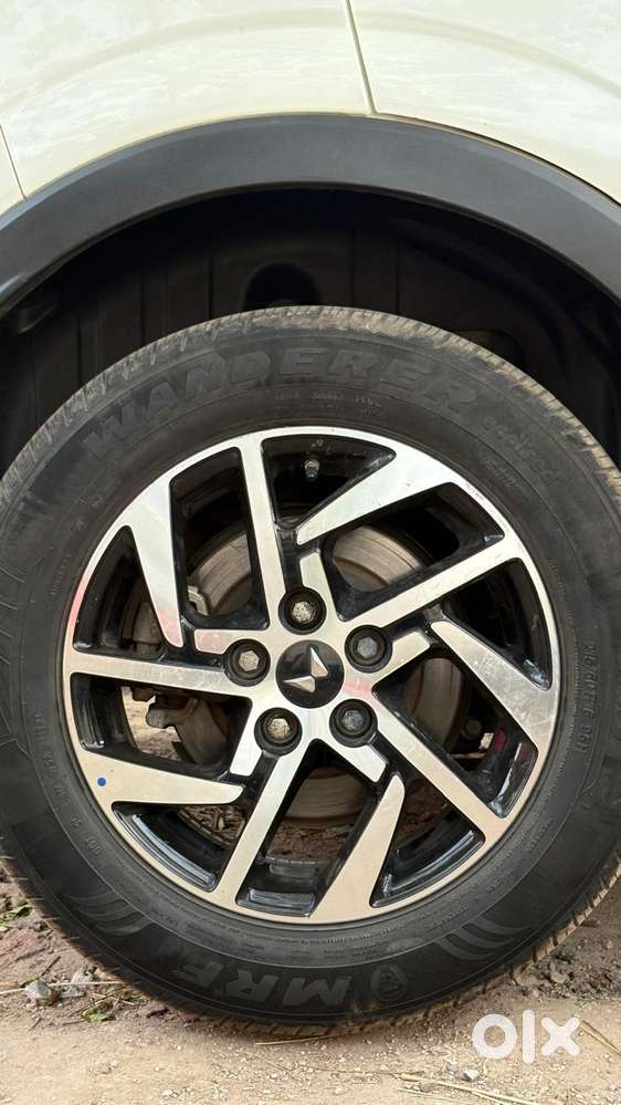 Mahindra Tuv 300 T8, 2022, Petrol